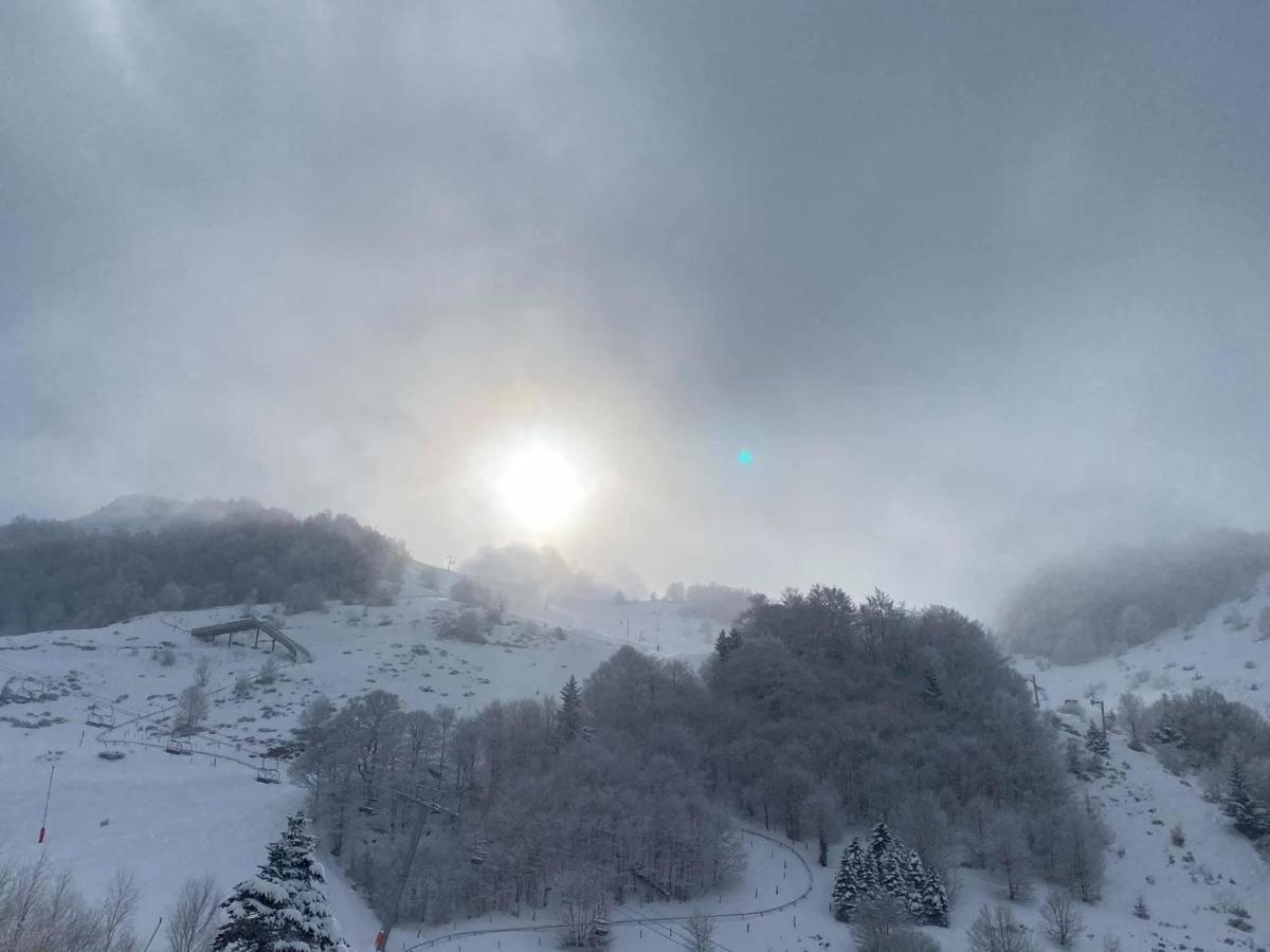 Pied des pistes, pleine nature Ustou Extérieur photo
