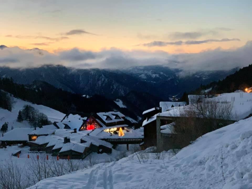 Pied des pistes, pleine nature Ustou Extérieur photo